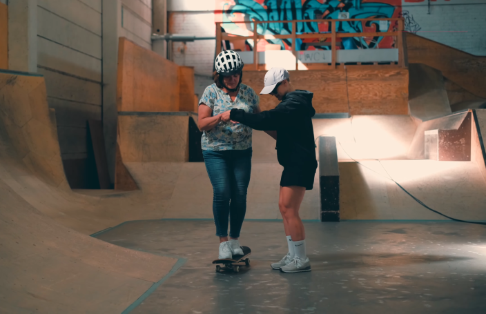 Jaana kokeilee skeittausta Cubessa.