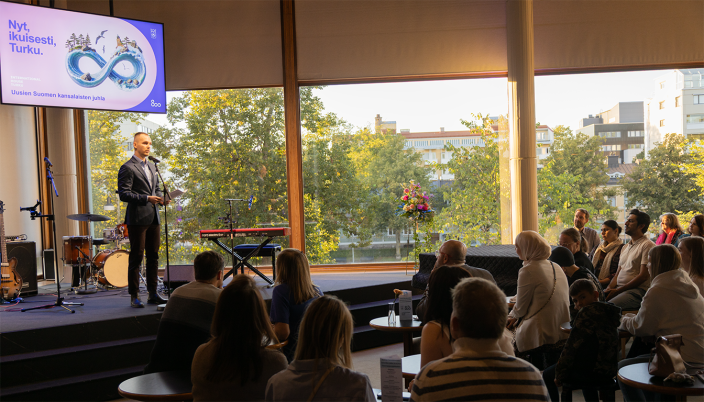 Kristaps Kovalonoks pitää puhetta. (Kuva: Markku Liukkonen)