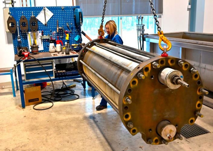 Vahterus-lämmönsiirtimen sydän nousemassa seuraavaan tuotantovaiheeseen Kalannin tehtaalla. (Kuva: Manu Jalonen)