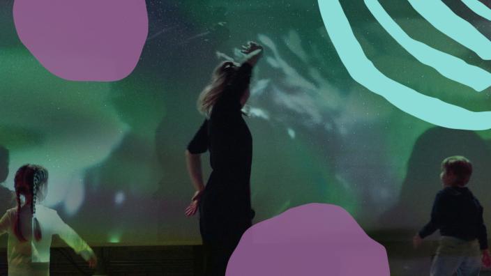 videokonst bakom dansaren (Foto: Miikkael Kukkula)