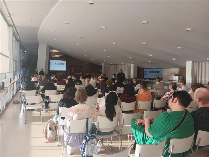 Turun nuorisovaltuuston kokous Turun konserttitalossa. (Kuva: Henna Hannila)