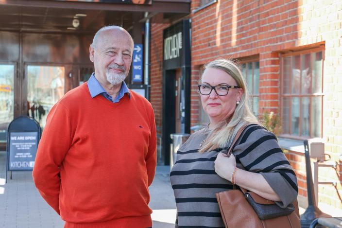 Puheenjohtaja Olli A. Mannin ja varapuheenjohtaja Sari Hukkasen mielestä työllisyysaluelautakunnassa tehdään päätöksiä hyvässä hengessä. (Kuva: Heidi Pelander)