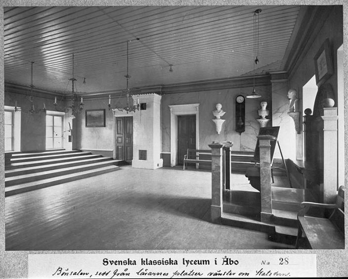 Svartvit bild av en lärares kateder. (Foto: Åbo museicentrum)