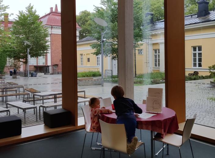 Lapset piirtävät pääkirjastossa. (Kuva: Hilkka Pirttijärvi)