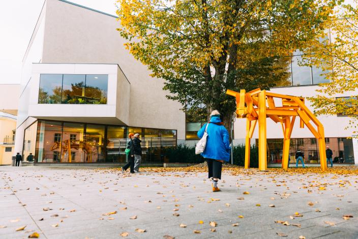  Asiakkaita tulossa sisään pääkirjastoon kirjaston sisäpihan puolelta. (Kuva: Heikki Räisänen)