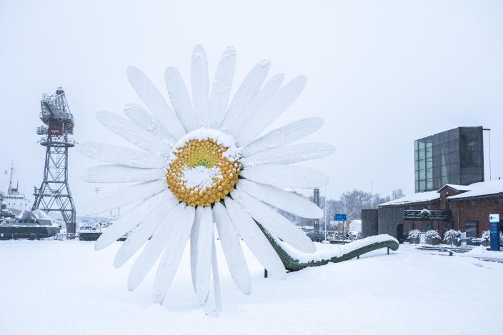 Päivänkakkaran muotoinen taideteos Forum Marinumin pihalla talvella