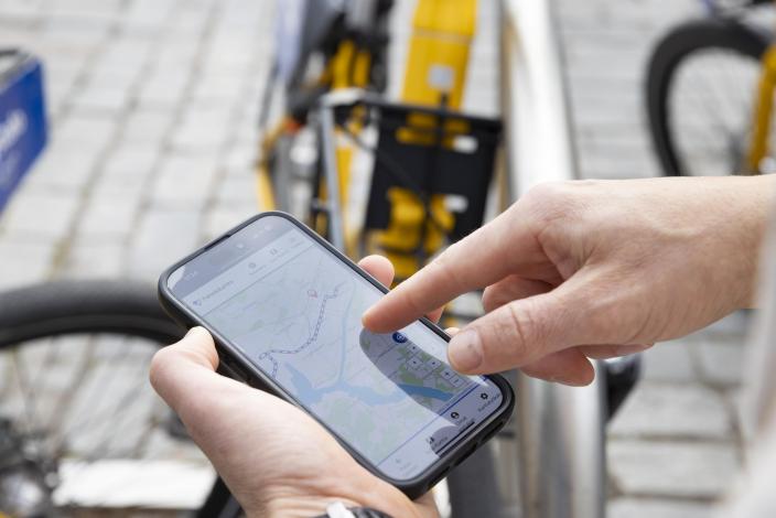 Henkilö näpyttelee sormellaan puhelinta, jossa näkyy Turun palvelukartan sivusto (Kuva: Suvi Elo)