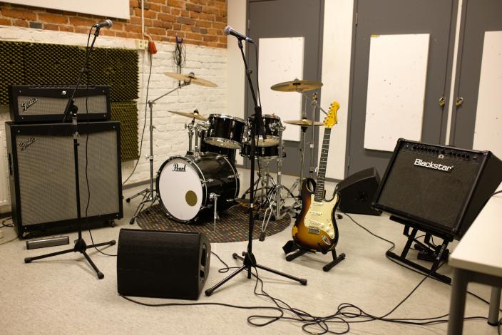 Treenihuoneessa on rummut, kitara, vahvistimia ja pari mikkitelinettä. (Foto: Kari Brandstaka)