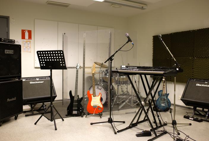 Treenikämpällä on kosketinsoittimet, kitara, basso, rummut ja vahvistimia. (Kuva: Kari Brandstaka)