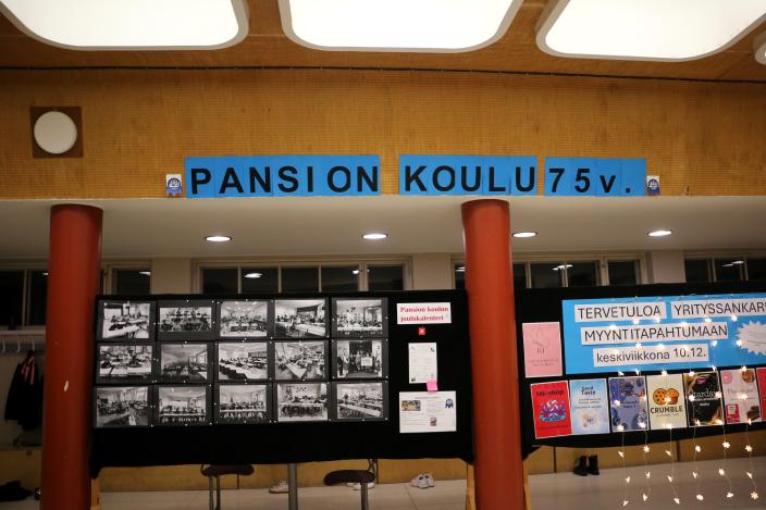 Koulun aula, jossa banneri: Pansion koulu 75v. 