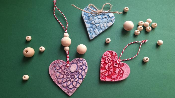 Kuvassa on kolme patinoitua piparia ja puunvärisiä helmiä. (Kuva: Hanna Järvenpää)