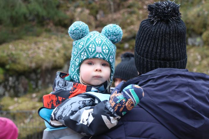 Taapero perhepäivähoitajan sylissä. (Kuva: Hannele Sivonen)