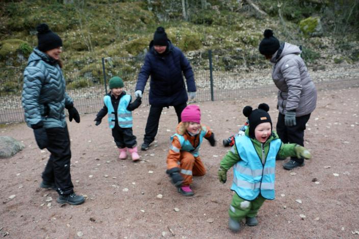Kolme lasta ja kolme perhepäivähoitajaa leikki hippaa. (Kuva: Hannele Sivonen)