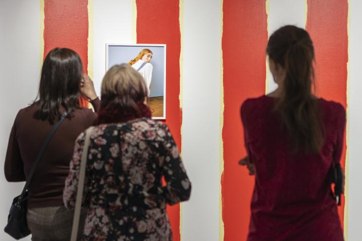 Ihmisiä katsomassa taidenäyttelyä. (Kuva: Anastasia Korpelainen)