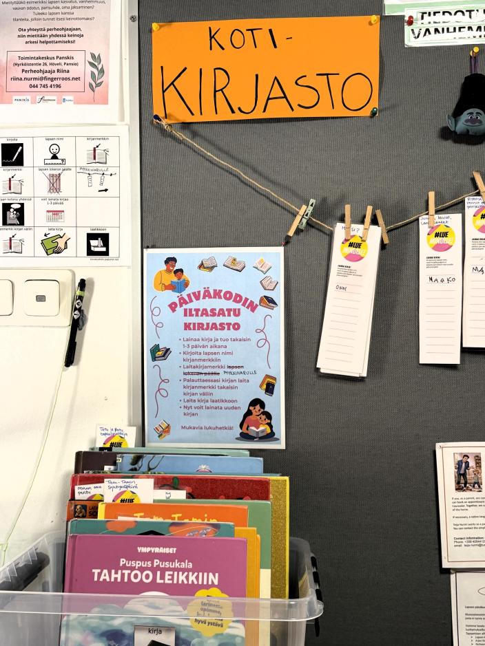 Böcker i korgen och texten på väggen: hembibliotek. 