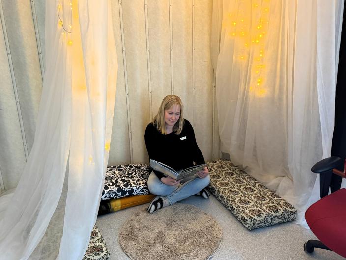 En kvinna läser en bok i lässtugan.  (Foto: Hannele Sivonen)