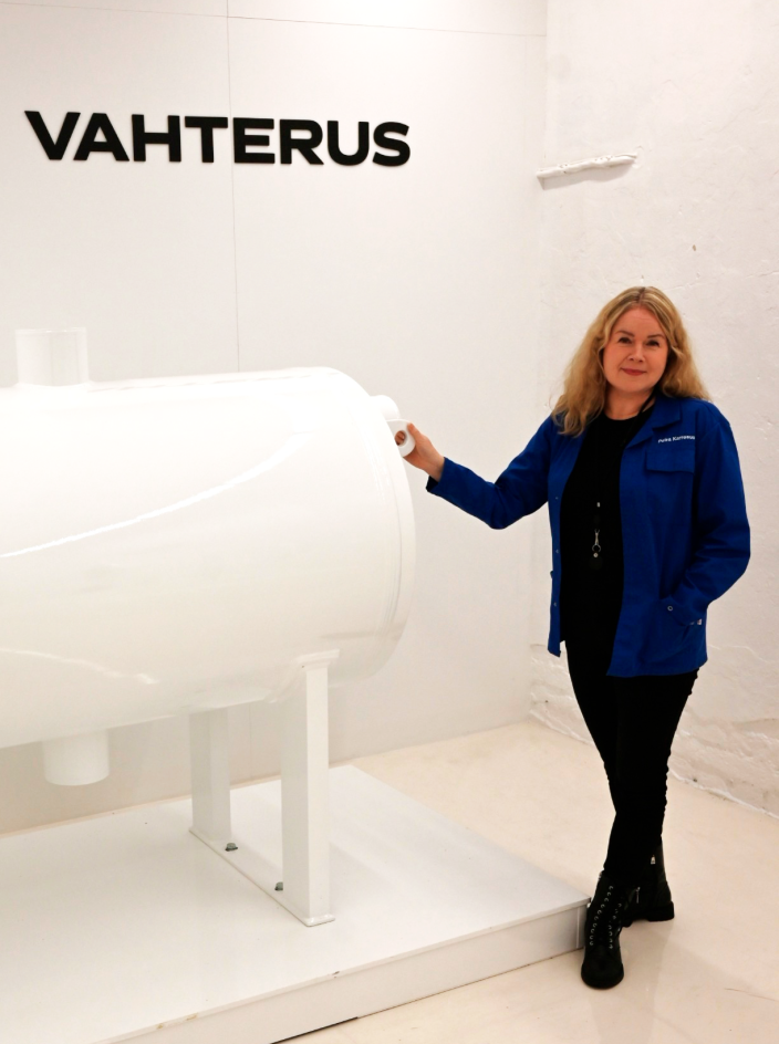 Kuva Vahterus Oy:n People & Culture Managerista Petra Karessuosta. (Kuva: Manu Jalonen)