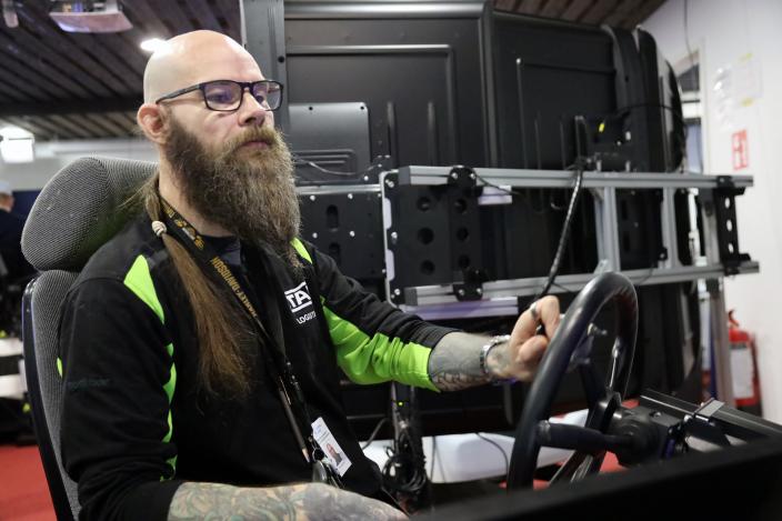 Petri Lapinmäki ajaa ajosimulaattorilla. (Kuva: Toni Puurtinen)