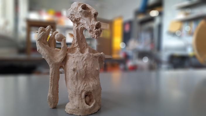 Pienoisveistos seisoo pöydällä. (Foto: Hanna Järvenpää)