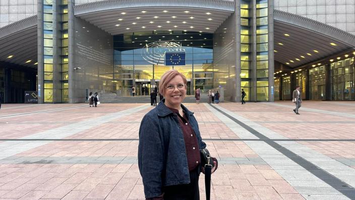 Piia Elo Brysselissä Euroopan parlamentin rakennuksen edustalla. (Kuva: Inka Laaksonen / Turun ja Varsinais-Suomen Eurooppa-toimisto)