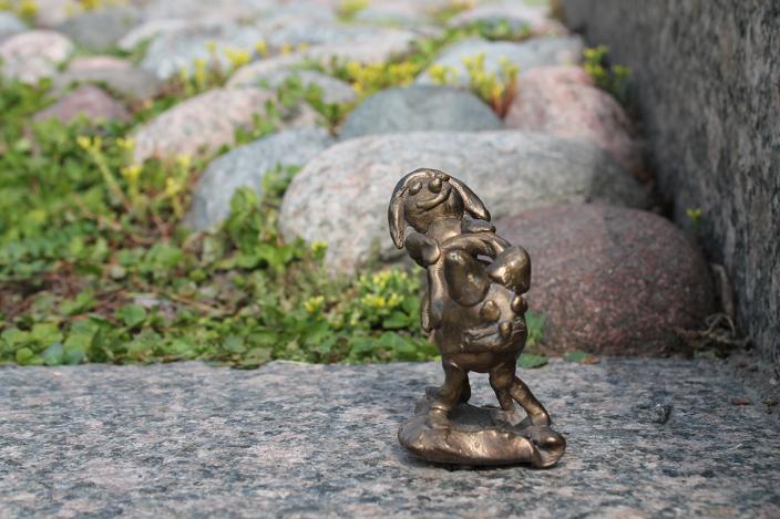 Oona Tikkaojan Piiloleikki-patsas jokirannassa (Picture: TMK/Toni Kandelin)