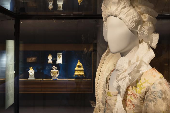 Valkoinen isokokoninen paperista tehty mannekiini esittää 1700-luvun naisen olemusta. (Kuva: Ville Mäkilä, Turun kaupunginmuseo)