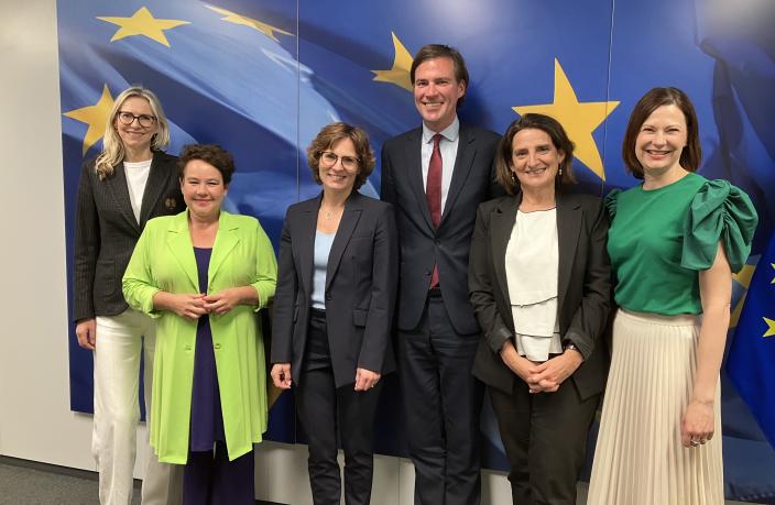 Vasemmalta: Tallinnan apulaispormestari Margot Roose, Utrechtin pormestari Sharon Dijksma, ympäristökomissaari Jessika Roswall, Utrechtin pormestari ja Eurocitiesin varapuheenjohtaja Mathias De Clercq, komission varapuheenjohtaja Teresa Ribera, Turun pormestari Minna Arve (Kuva: Saara Nuotio-Coulon)