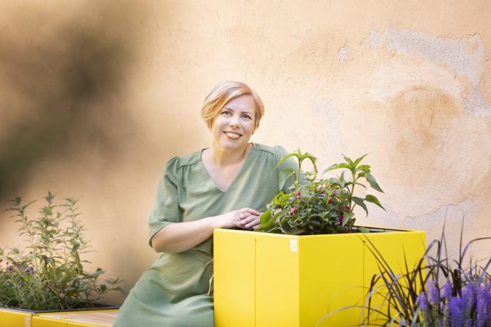 Turun pormestari Piia Elo istuu penkillä kukkaistutusten vierellä. (Kuva: Suvi Elo)