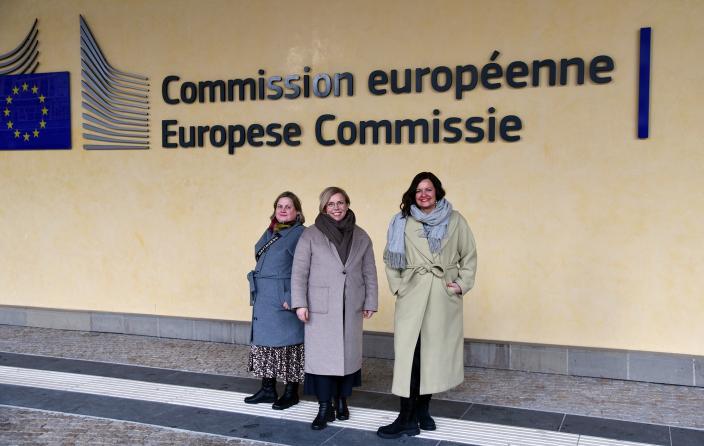 Mirka Muukkonen, Piia Elo ja Elina Rantanen seisomassa ulkona Euroopan komission tekstin edessä. (Kuva: Inka Laaksonen / / Turun ja Varsinais-Suomen Eurooppa-toimisto)