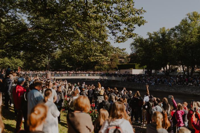 Ihmisjoukko Aurajoen rannassa katselemassa joelle.  (Kuva: Vill Media Oy)