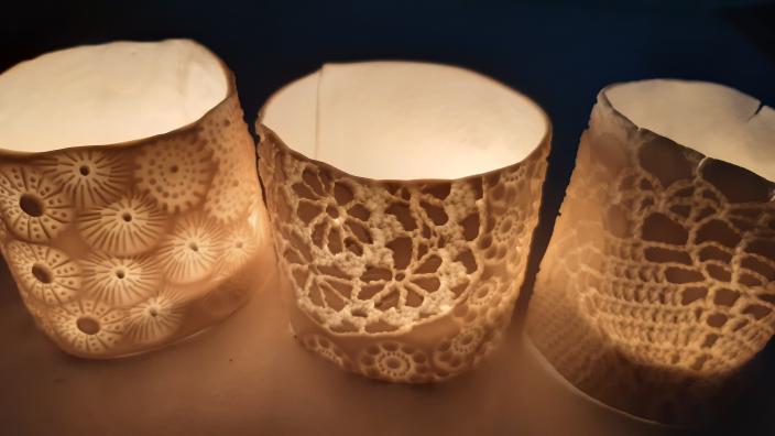 Kuvassa on kolme posliinilyhtyä, joiden sisällä on tuikut. (Kuva: Hanna Järvenpää)