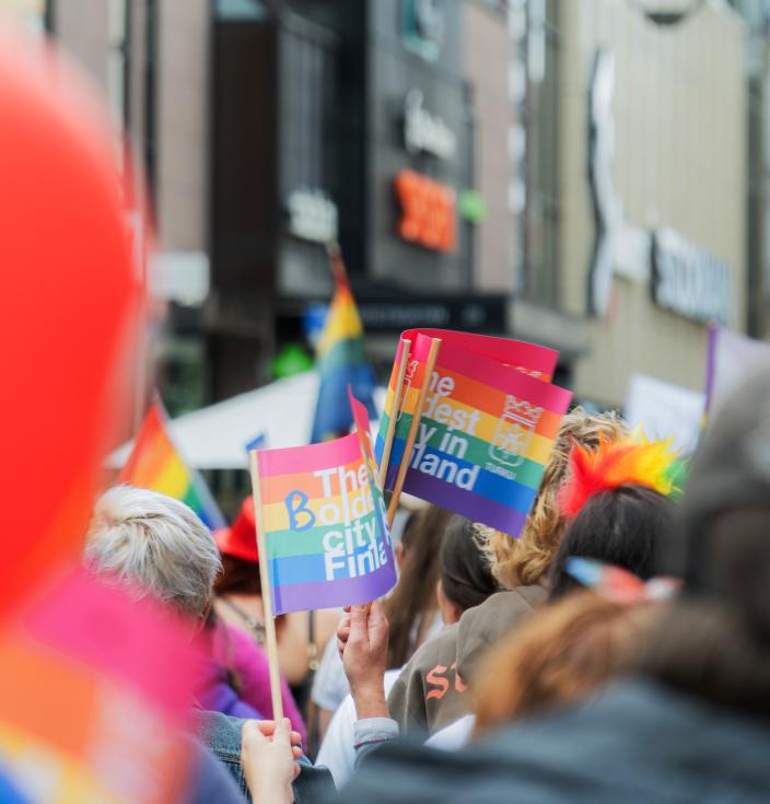 Sateenkaarilippuja Turku Pride -kulkueessa
