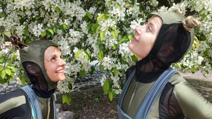 kaksi pörriäisasuun pukeutunutta tanssijaa kukkia tuoksuttelemassa (Picture: Susanne Nieminen)