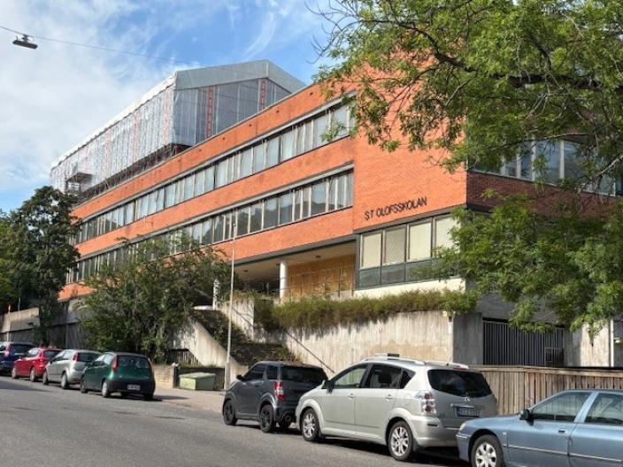 S:t Olofsskolanin tiiliseinäinen julkisivu Luostarikadulle (Kuva: Annamari Nurminen)