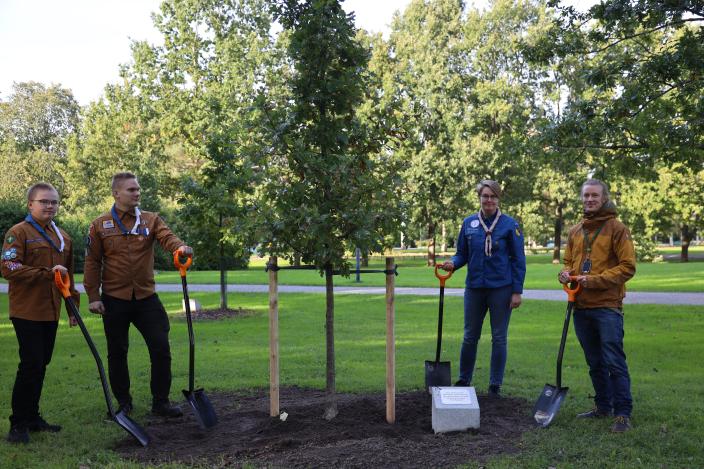 Puun istutus Kupittaanpuistossa (Kuva: Reea Viitasalo)