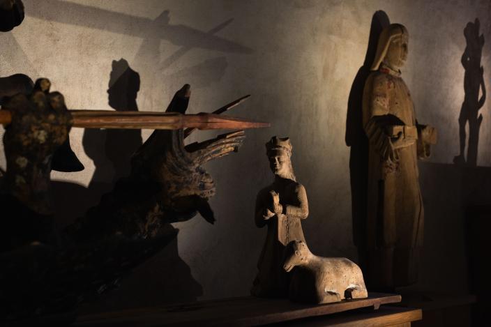 Keskiaikainen puuveistos, yksityiskohta jossa näkyy lävistetty lohikäärme ja polvillaan rukoileva neito. (Kuva: Ville Mäkilä)