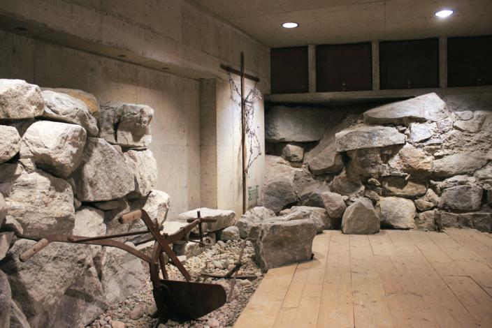 Kappelin risti ja vanhaa kiviseinää. (Kuva: Casagrandentalo)