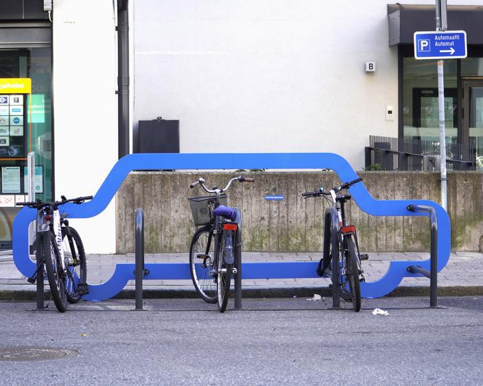 Autonmallinen pyöräparkki, jossa kolme pyörää parkissa. (Kuva: Iiris Yli-Junnila)