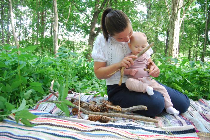 nainen pitelee sylissään vauvaa luonnon helmassa (Picture: Kaisa Vermasheinä)