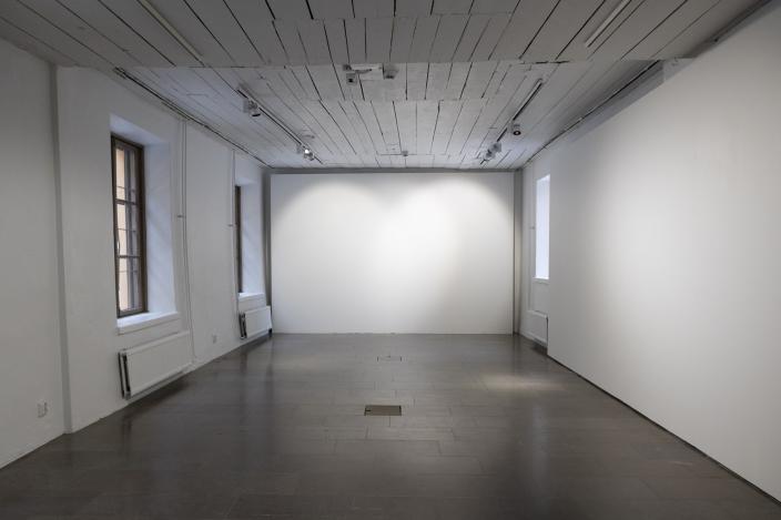 Vanhan Raatihuoneen tyhjä galleriatila. (Kuva: Anna Vuoria)