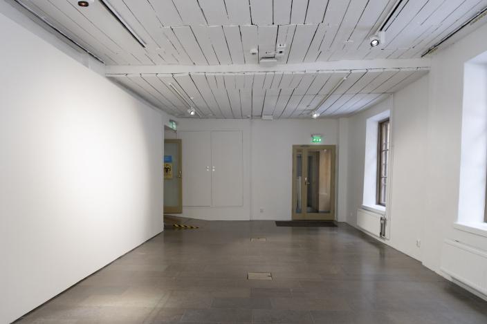 Vanhan Raatihuoneen tyhjä galleriatila. (Kuva: Anna Vuoria)