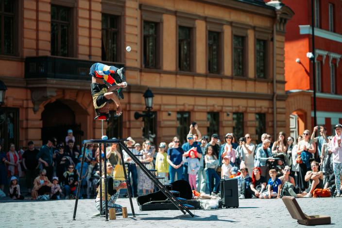 Yleisö seuraa akrobaattista sirkusesitystä. (Kuva: Jussi Virkkumaa)