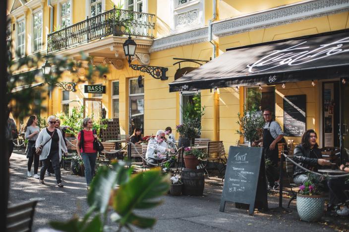 An atmospheric and summery picture of restaurants by the Aura River. (Picture: Jemina Sormunen / Visit Turku Archipelago)