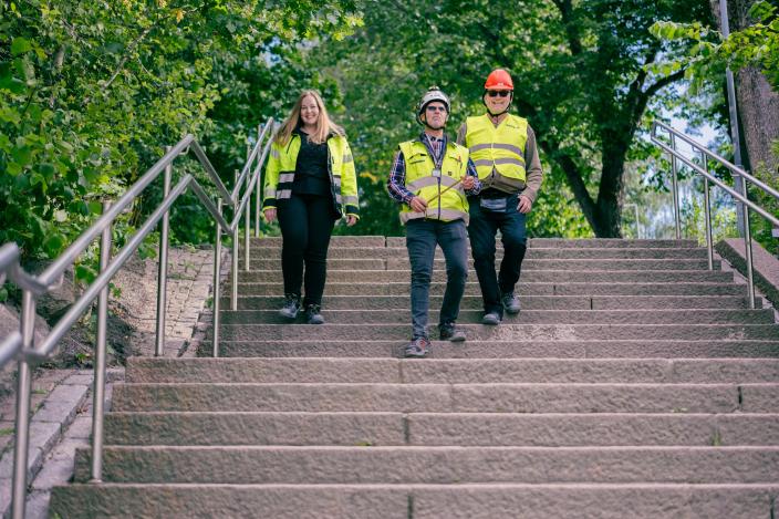 Kuvassa ympäristötarkastaja Mari Leminen yhdessä kollegoidensa terveystarkastaja Jari Tulosen ja rakennusvalvoja Mika Kankaanrannan kanssa kävelemässä alas portaita. (Kuva: Hannu Aaltonen)