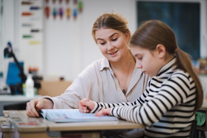 Opettaja ja oppilas pulpetin äärellä. (Kuva: Hannu Aaltonen)
