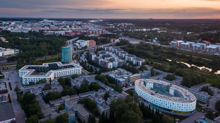 Ilmasta otettu kuva Turun ylioppilaskylän Tyyssija-rakennuksesta ja alueesta. (Kuva: Focus Video Oy, Antero ja Eelis Lynne / RESPONSE-hanke)