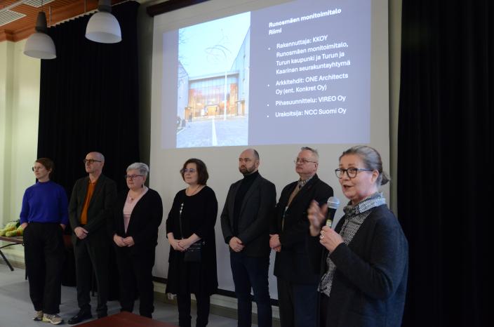 Turun vuoden 2024 rakentamisen kohteeksi valittiin Monitoimitalo Riimi. Kuvassa palkinnon saajat.  (Kuva: Samuli Saarinen)