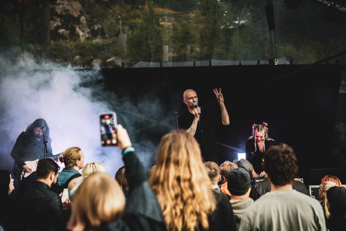  Riippumaton Jussi -festivaalin esiintyjä lavalla. (Kuva: Jukka Vainio)