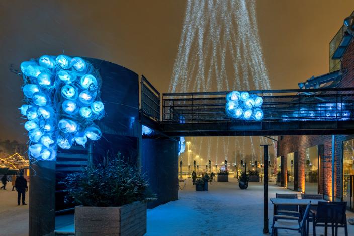 Kierrätysmateriaalista valmistettu Rokko-valoteos Forum Marinumin julkisivussa. (Kuva: Rami Saarikorpi)