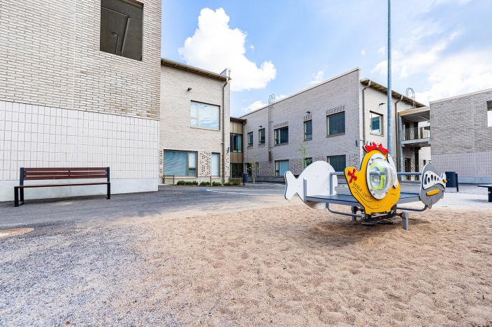 Monitoimitalo Riimi ja sen leikkipiha. (Kuva: Heikki Räisänen)